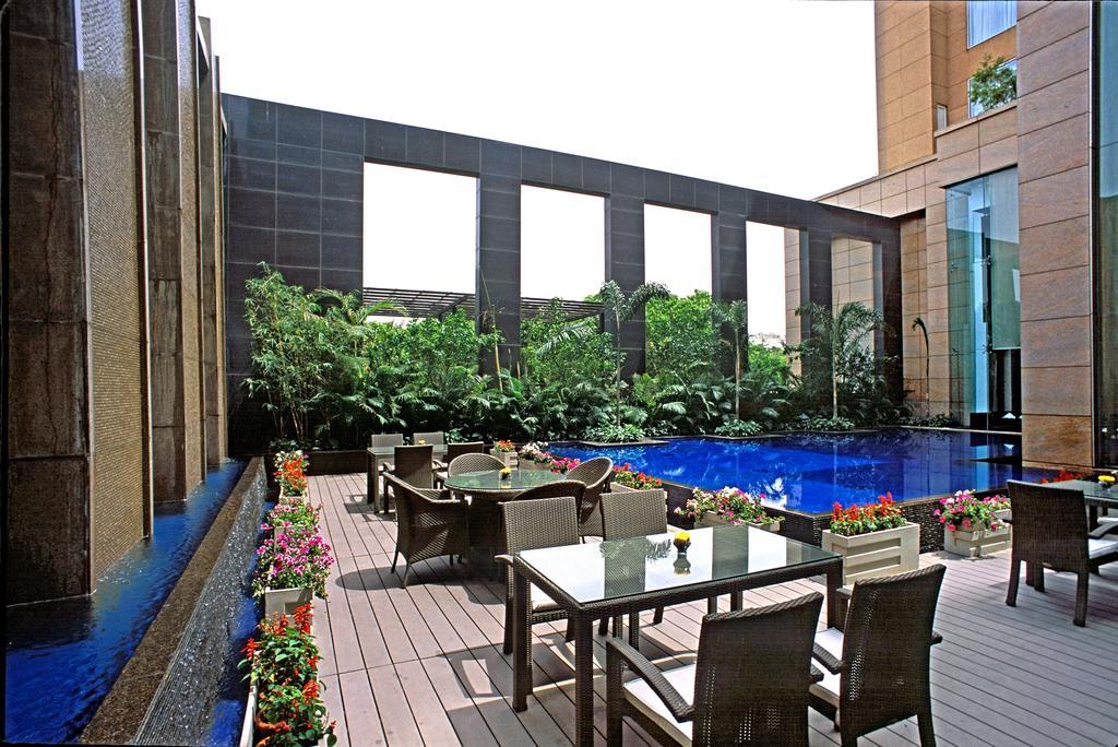 Hotel Radisson Noida Exterior foto