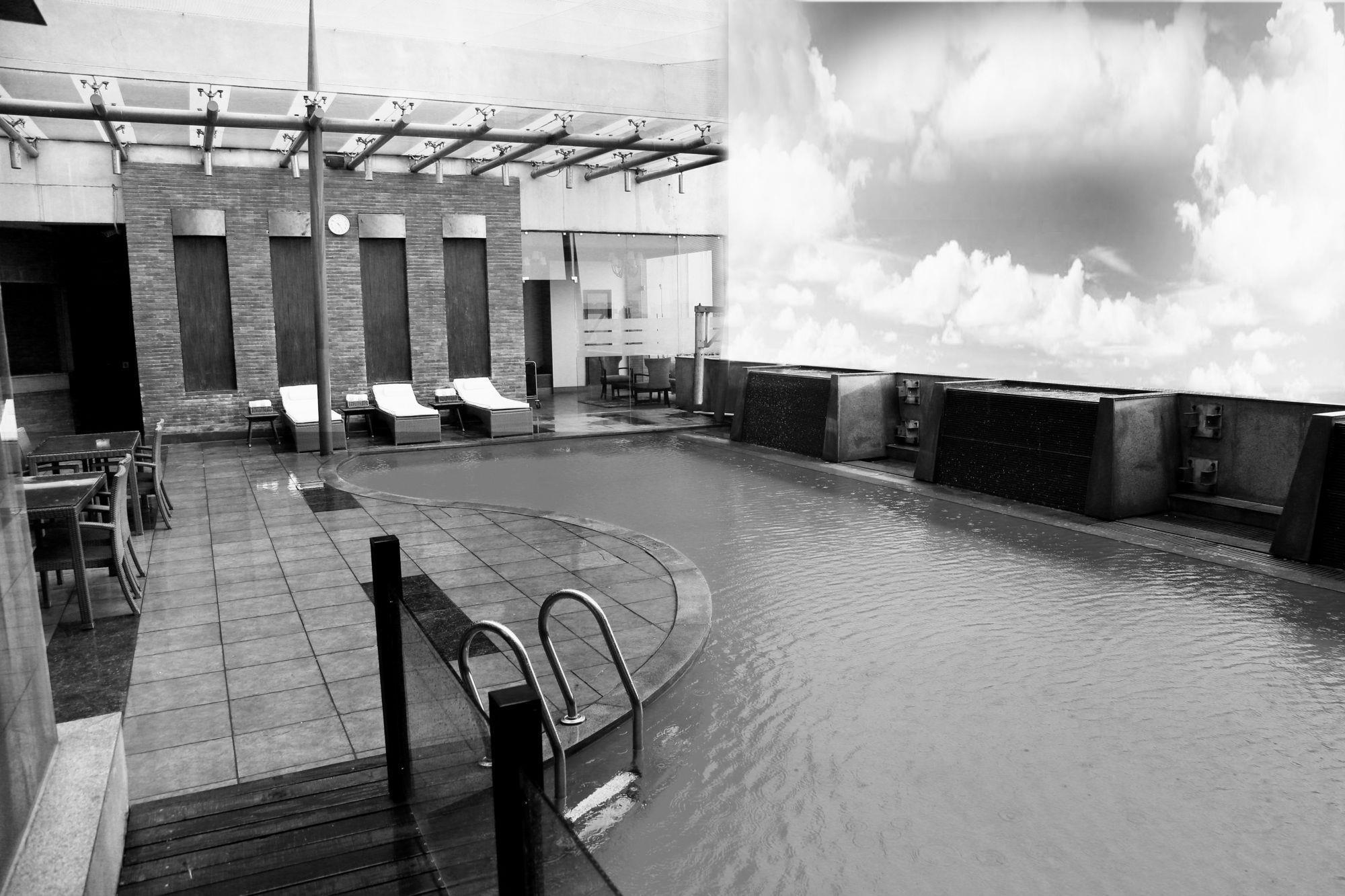 Hotel Radisson Noida Exterior foto